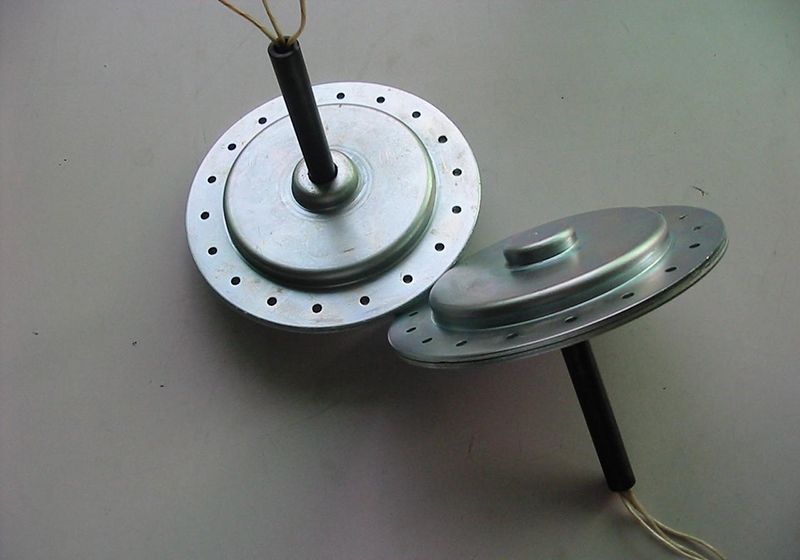 磁盤式三相發電機星連接有四個終端，如何連接整流器橋？